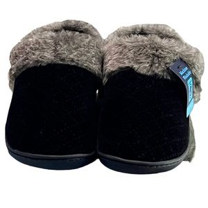 Isotoner Signature slippers all-around memory foam for ultimate comfort support.